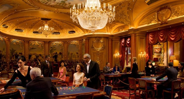 игроки в зале казино Ritz в Лондоне